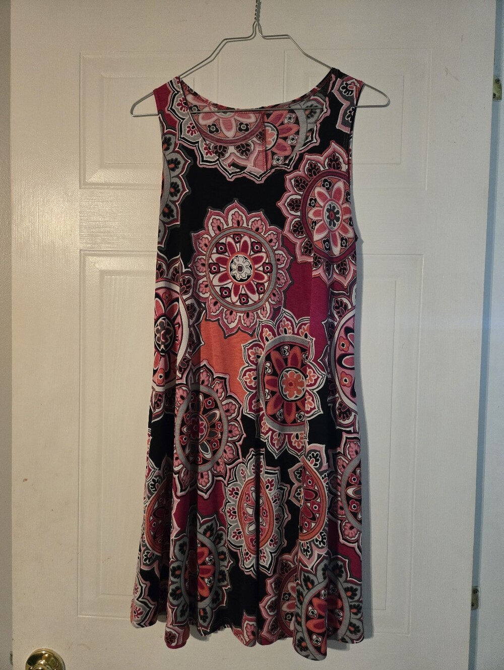 Sleeveless Medallion Print Swing Dress - Pink & Black